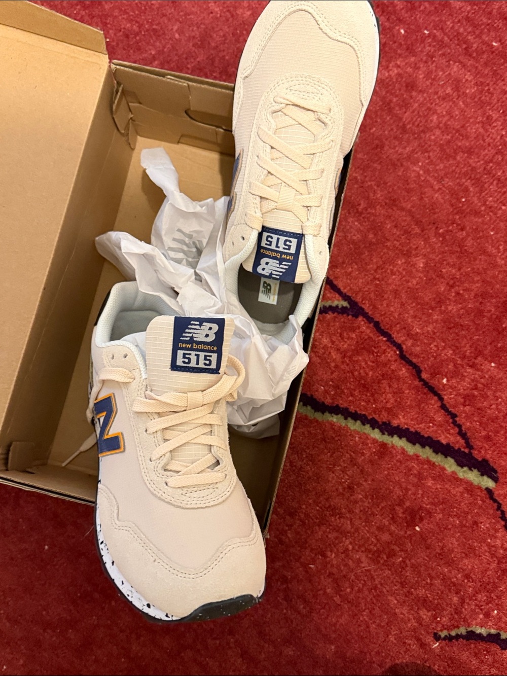 New Balance 515 Cream Sneakers with Blue Log0
Mens 8 womens 9.5